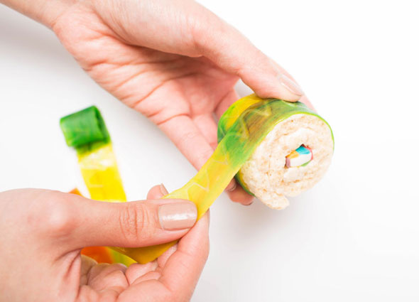 gallery-1428960262-candy-suhsi-fruit-roll