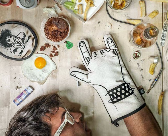 Rock-Oven-Mitt-With-a-Snap-Button-to-Open-Your-Hand-01