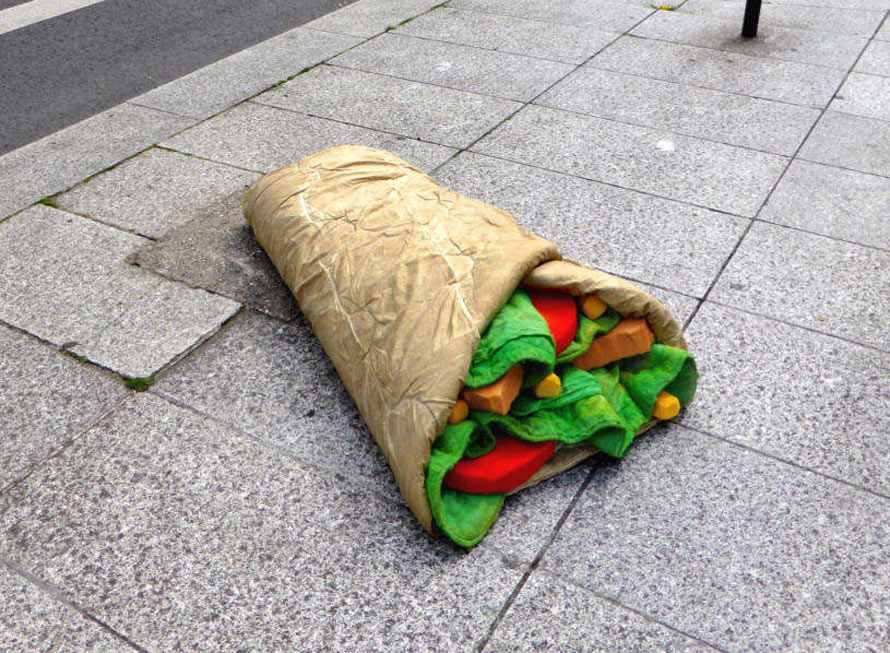 eat-me-lork-sculpture-objet-dechet-aliment-geant-street-art-12