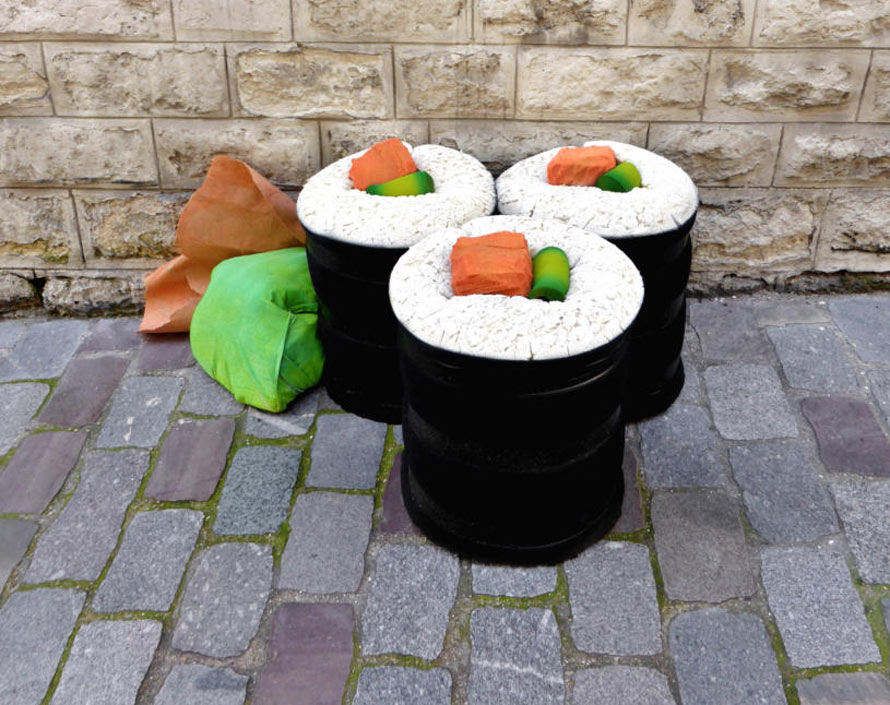 eat-me-lork-sculpture-objet-dechet-aliment-geant-street-art-9