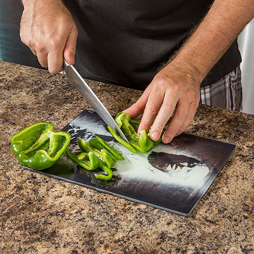 ivnt_sw_han_solo_cutting_board_inuse